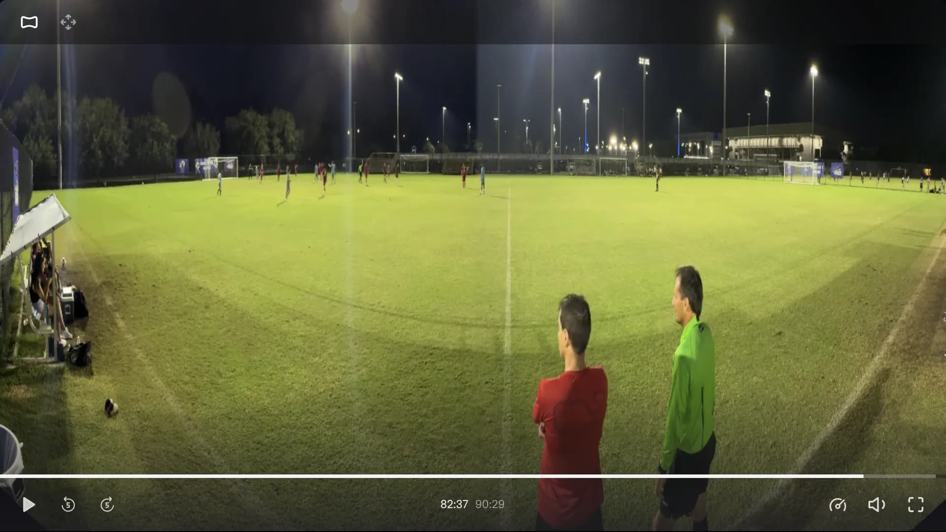 התצוגה הרחבה המחוברת של Veo על מגרש מואר בזמן חצי הגמר בגביע, דקה 82